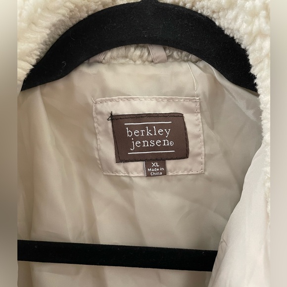 Berkley Johnson NWT Women’s Barn Coat - Picture 2 of 6